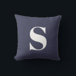 Almohada exterior monogramada inicial azul marino<br><div class="desc">Almohada exterior monogramada inicial azul marino. almohada exterior decorativa con una sola inicial. Personalizar rápida y fácilmente.</div>