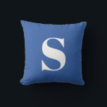 Almohada exterior monogramada inicial azul real<br><div class="desc">Almohada exterior monogramada inicial azul real. almohada exterior decorativa con una sola inicial. Personalizar rápida y fácilmente.</div>