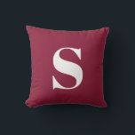 Almohada exterior monogramada inicial de Borgoña<br><div class="desc">Almohada exterior monogramada inicial de Borgoña. almohada exterior decorativa con una sola inicial. Personalizar rápida y fácilmente.</div>