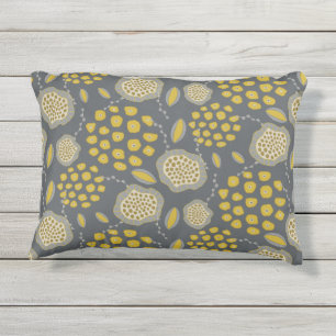 Almohada floral abstracta gris y amarilla