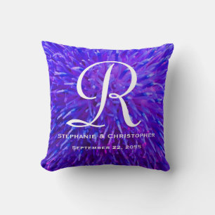 Almohada floral abstracta púrpura del monograma y