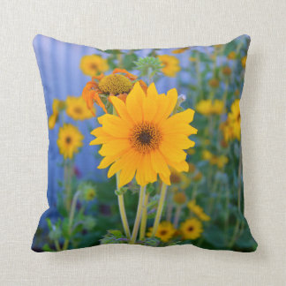 Almohada floral amarilla