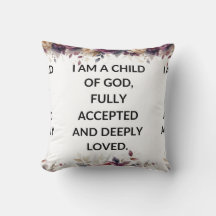 Almohada floral blanca con una simple cita religio