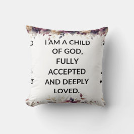 Almohada floral blanca con una simple cita religio