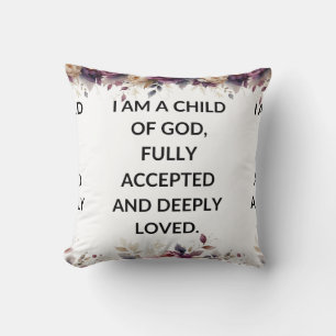 Almohada floral blanca con una simple cita religio