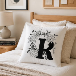 Almohada floral con monograma en blanco y negro