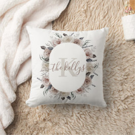 Almohada floral de acuarela con monograma
