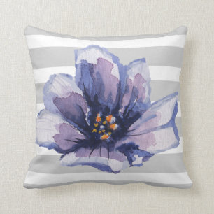 Almohada floral de la acuarela rayada púrpura y