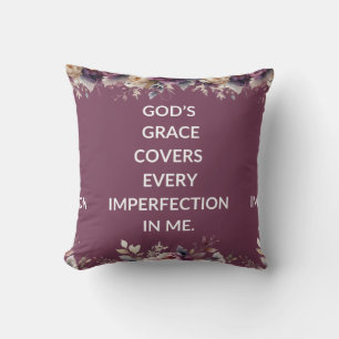 Almohada floral de lavanda con una simple referenc