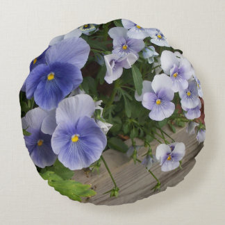 Almohada floral de violetas y pensamientos púrpura