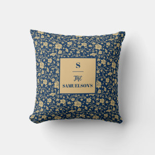 Almohada floral dorada personalizada sobre fondo a