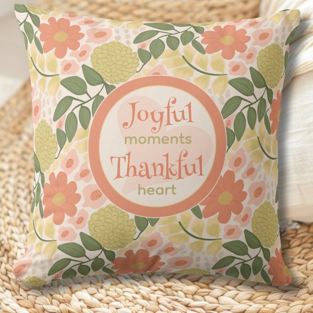 Almohada floral - Momentos alegres, corazón agrade (Peach Yellow Green Inspirational Floral Throw Pillow - Joyful Moments Thankful Heart Collection)