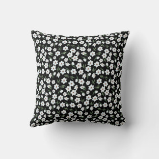almohada floral negra con flores blancas