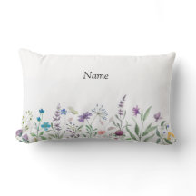 almohada floral para la habitación de una niña.