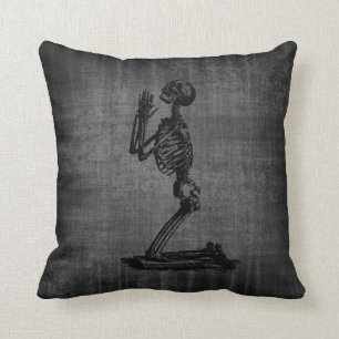 Almohada gótica esquelética que caza oscura