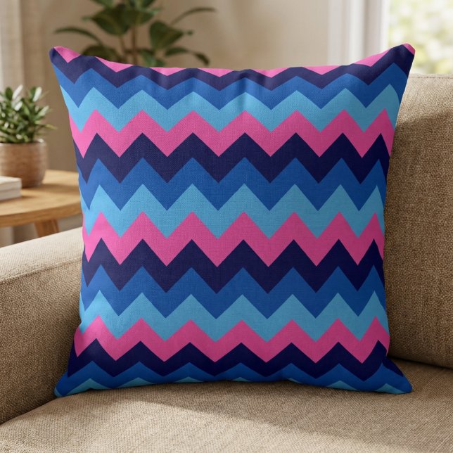 Almohada grande con patrón de chevron rosa azul fr (Cool Blue Pink Chevron Pattern Big Throw Pillow on a sofa in a living room.)