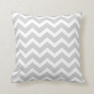 Almohada gris clara de la raya de Chevron