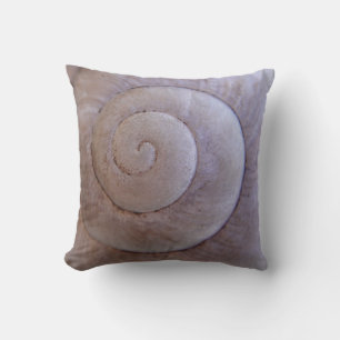 Almohada gris claro caracola