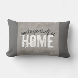 almohada gris con decoración casera