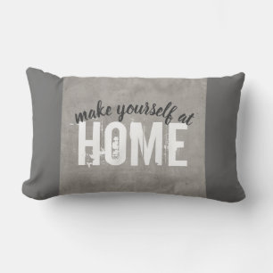 almohada gris con la decoración del hogar de la
