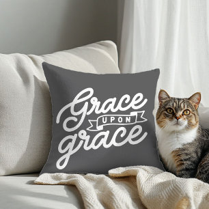 Almohada gris cristiana Gracia sobre gracia