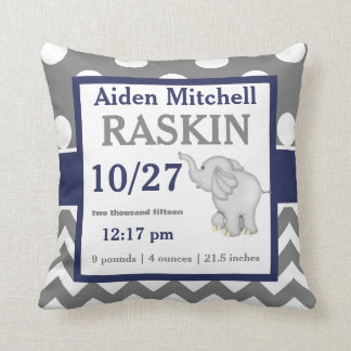 Almohada gris de la invitación del bebé del