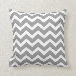 Almohada gris de la raya de Chevron