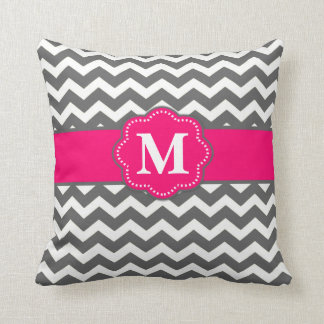 Almohada gris del monograma de Chevron de las