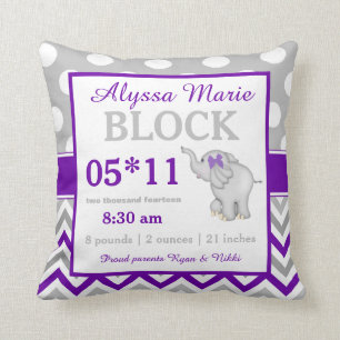 Almohada gris púrpura de la invitación del bebé