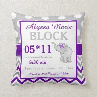 Almohada gris púrpura de la invitación del bebé