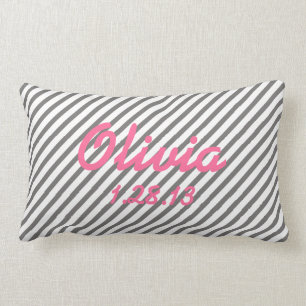 Almohada gris y blanca del cuarto de niños de la