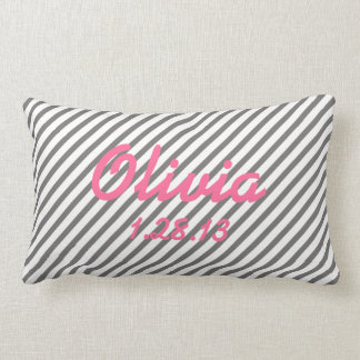 Almohada gris y blanca del cuarto de niños de la