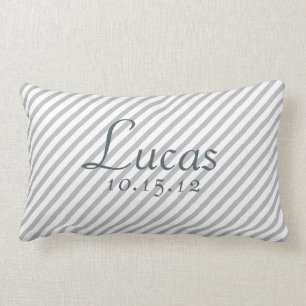 Almohada gris y blanca del cuarto de niños de la