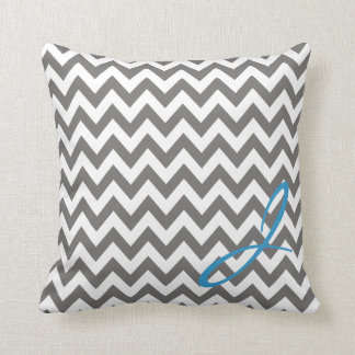 Almohada gris y blanca del cuarto de niños del
