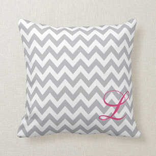 Almohada gris y blanca del cuarto de niños del
