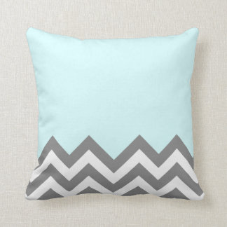 Almohada gris y blanca del zigzag
