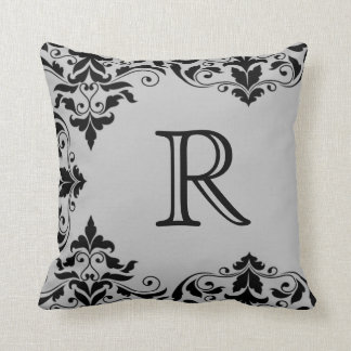 Almohada gris y negra del damasco del monograma