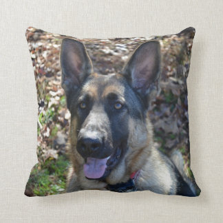 Almohada hermosa del pastor alemán