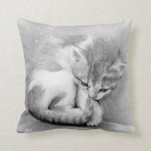 Almohada hivernal triste del gatito