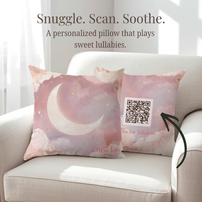 Almohada interactiva para cuna de la Luna y las Es (A personalized nursery pillow with a watercolor moon and stars design, featuring a QR code on back)