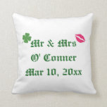 Almohada irlandesa de la boda<br><div class="desc">Esta almohada irlandesa linda se acentúa con un trébol afortunado de 4 hojas,  un beso lindo,  Sr. y señora,  su apellido y su fecha del boda,  haciendo le el accesorio perfecto para la tabla del par en un boda,  los recienes casados caseros o un regalo.</div>
