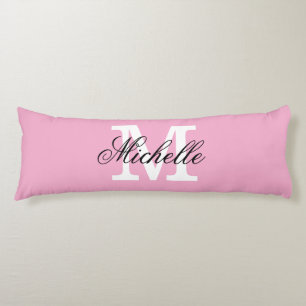 Almohada larga rosa para el cuerpo con monograma p