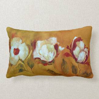 almohada lumbar con las flores blancas en el