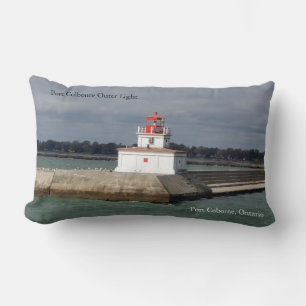 almohada lumbar con luz exterior colgada en el pue