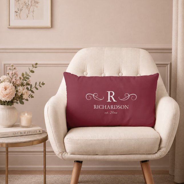 Almohada Lumbar con Monograma Rojo (elegant custom family name monogram with est date burgundy red lumbar pillow housewarming gift )