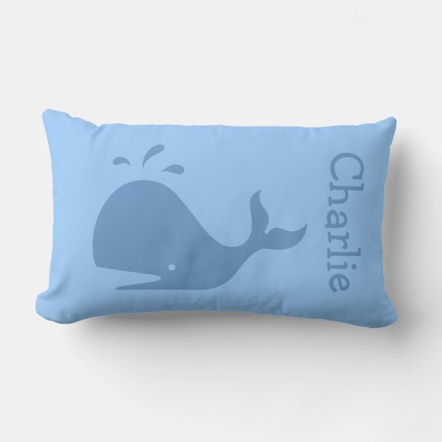 almohada lumbar de ballena azul con nombre de bebé (Anverso)