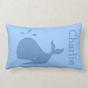 almohada lumbar de ballena azul con nombre de bebé