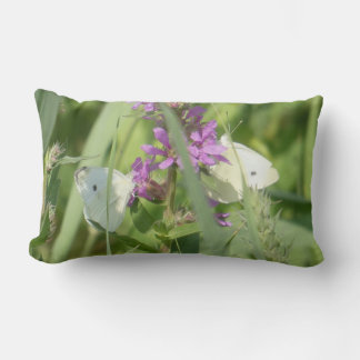 Almohada lumbar de dos mariposas blancas de col