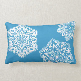 Almohada lumbar del copo de nieve en azul