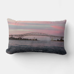 almohada lumbar del puente de agua azul